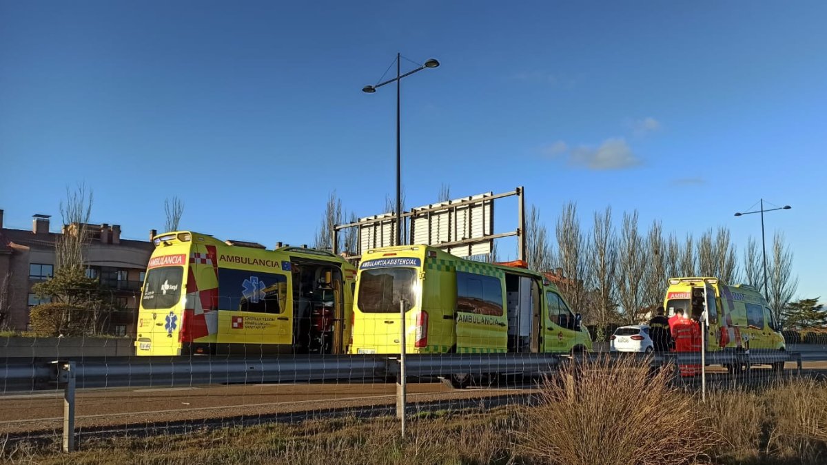 Imagen de ambulancias en el lugar del accidente.