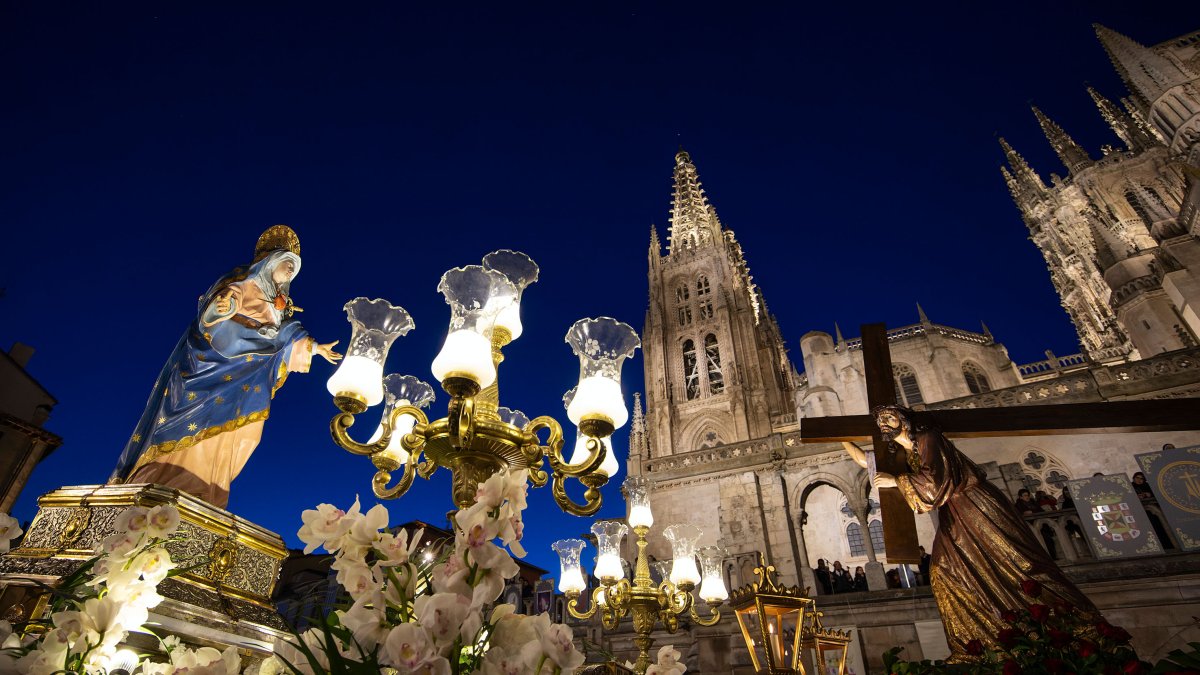 Instante de la procesión de El Encuentro en Burgos.