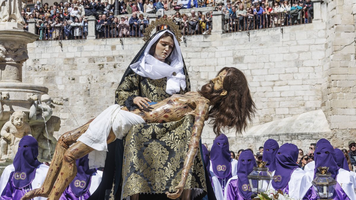 Imagen del Desenclavo de la Cruz, con la plaza de Santa María llena de espectadores.
