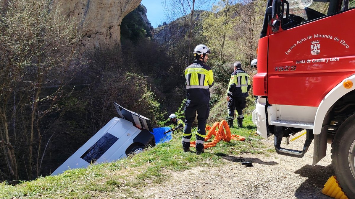 Imagen de la autocaravana volcada.