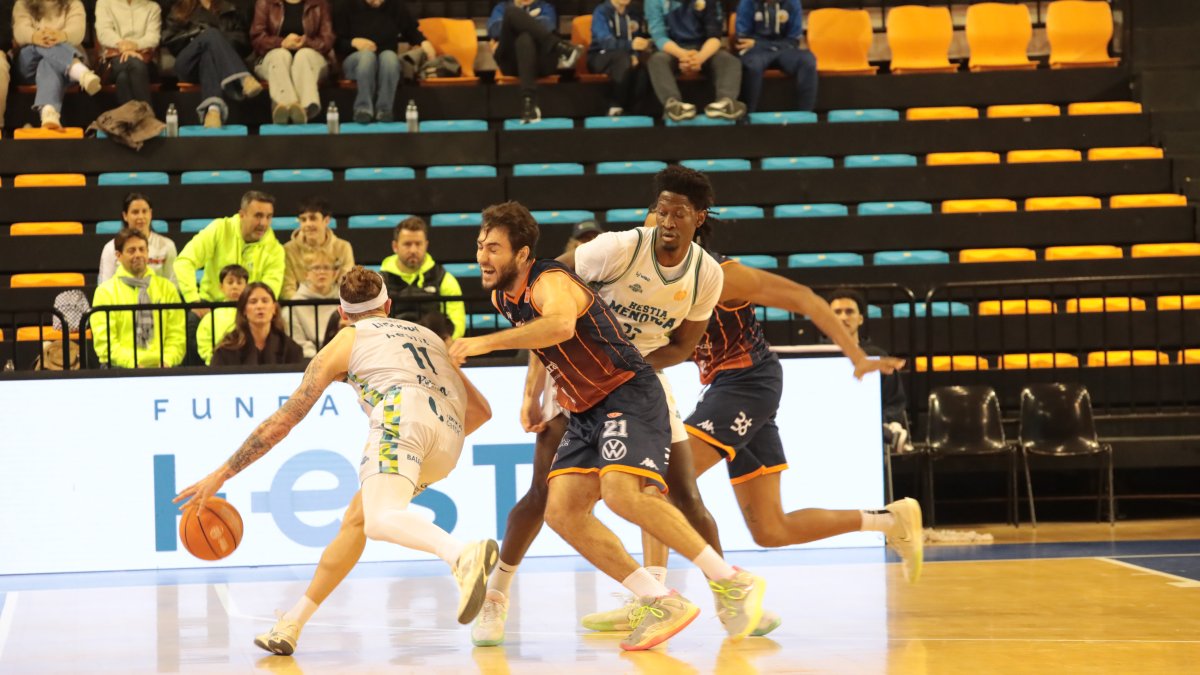 Imagen del partido entre el Menorca y Grupo Ureta Tizona Burgos.