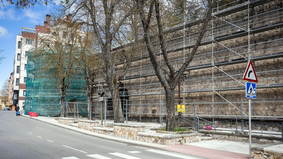 Obras para la rehabilitación de la muralla de Burgos en el paseo de los Cubos.