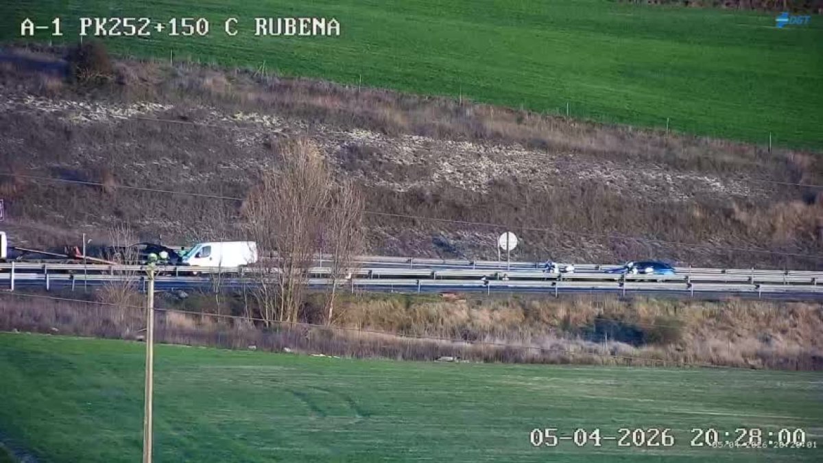 Una grúa retira un vehículo accidentado en Rubena.