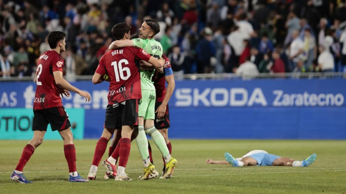 Los jugadores del Mirandés celebran el triunfo.