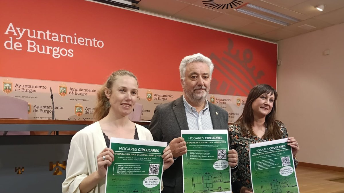 Beatriz Quintana (Cultura Circular) y Virginia Fuentes (Fundación Oxígeno), junto al concejal de Medio Ambiente, Carlos Niño.