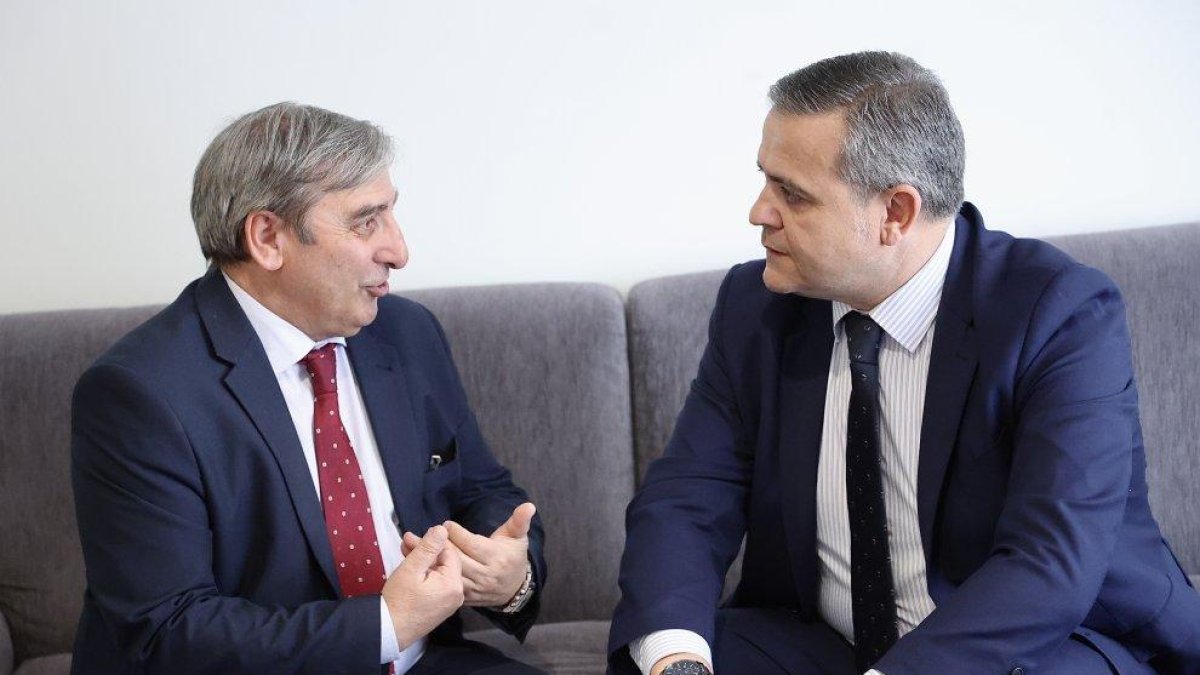 El consejero en funciones de Movilidad y Transformación Digital, José Luis Sanz Merino, al consejero de Vivienda Transporte e Infraestructura de la Comunidad de Madrid, Jorge Rodrigo.