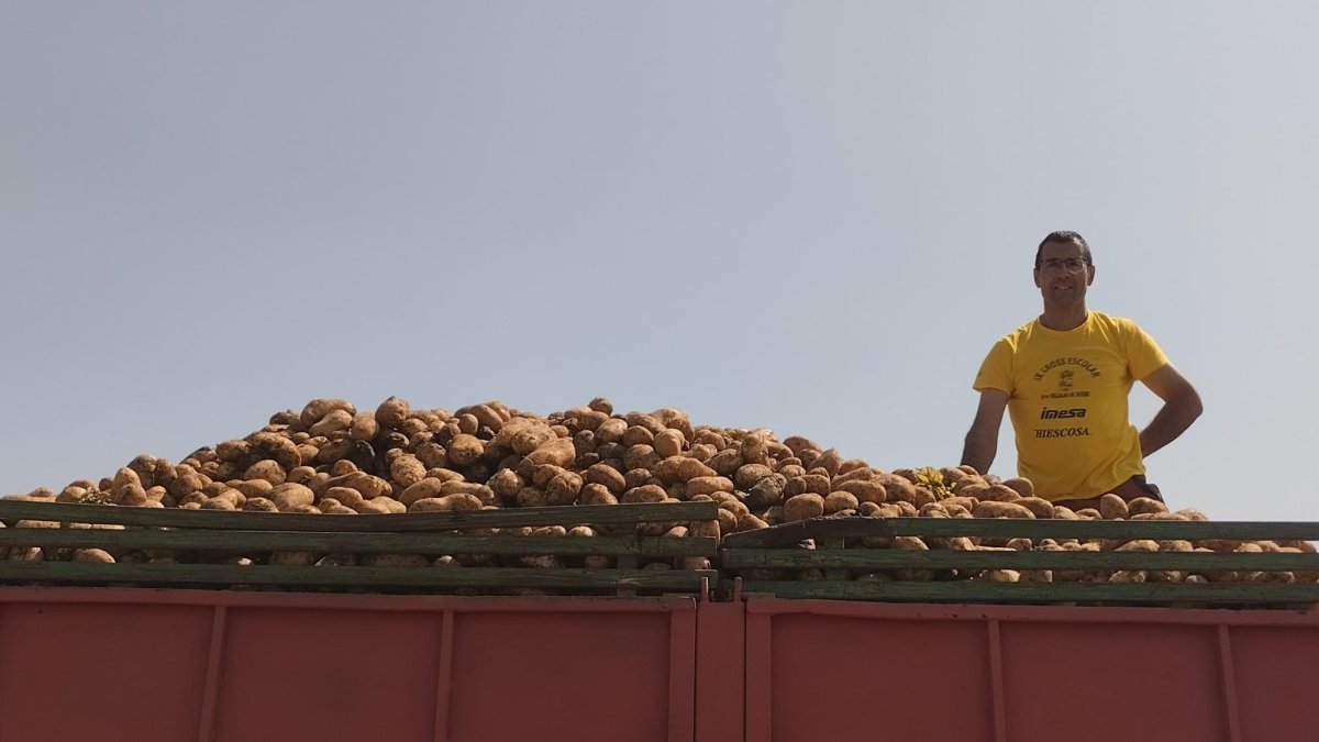 Aurelio García posa en una de sus parcelas