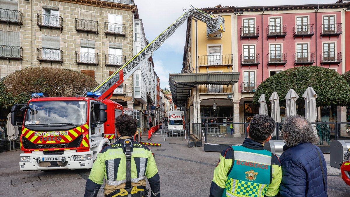 Los bomberos observan el trabajo de sus compañeros en el edificio de Cardenal Segura, 2.