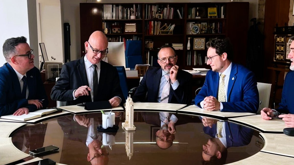 Representantes del Ayuntamiento de Aranda y de la Universidad de Burgos se reunieron este martes para abordar la situación del proyecto universitario en la ciudad.