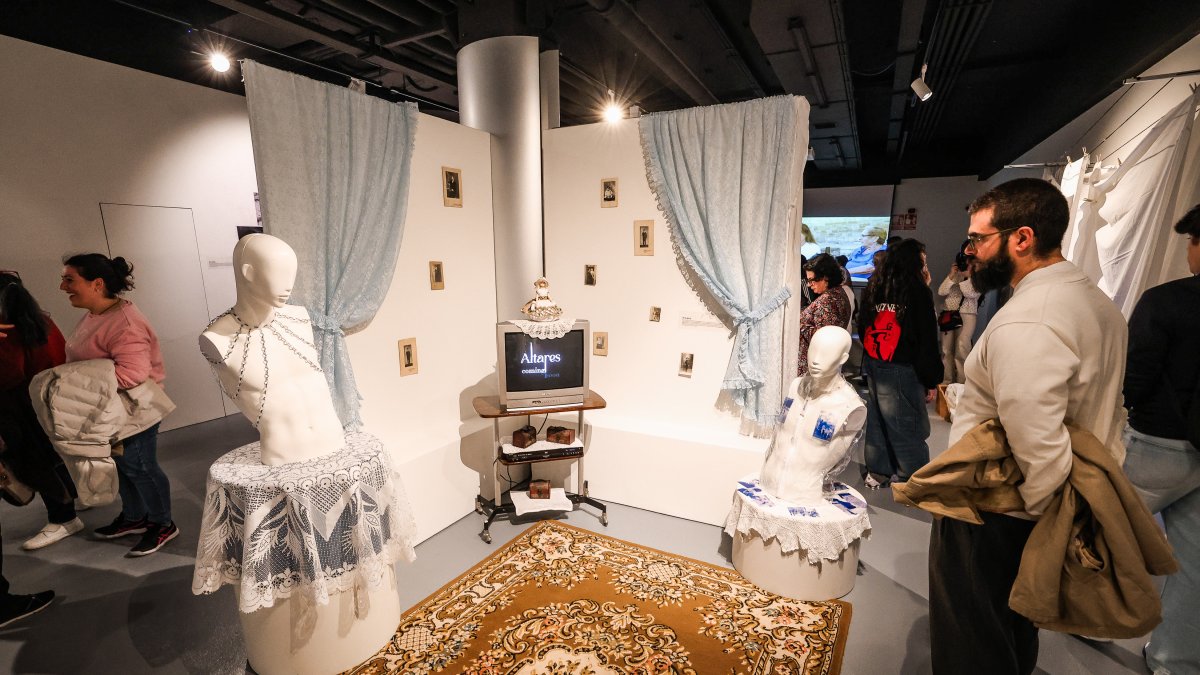 La recreación de la gloria incorpora dos diseños inspirados en la típica lámpara de araña y el no menos tradicional mantel de hule.