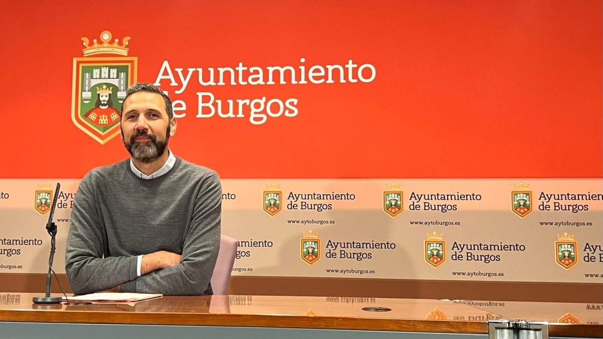 Daniel Garabito, concejal socialista, en rueda de prensa en el Ayuntamiento de Burgos.