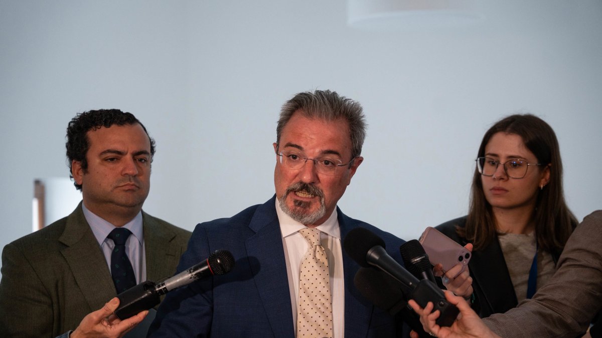 Archivo - El diputado de Vox Carlos Flores Juberías atiende a los medios de comunicación antes de la comparecencia del ministro Ángel Víctor Torres en el Congreso de los Diputados, a 10 de junio de 2024, en Madrid (España).