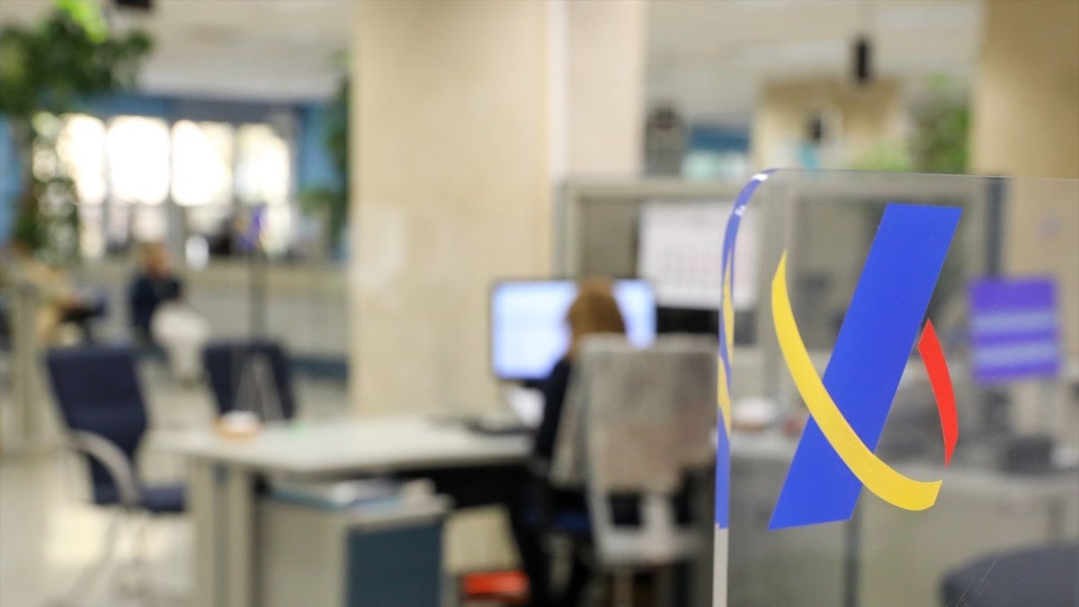 Una empleada trabaja en una oficina de la Agencia Tributaria .