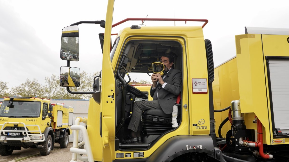 El consejero de Medio Ambiente, Vivienda y Ordenación del Territorio, Juan Carlos Suárez-Quiñones, entrega 12 vehículos autobombas.