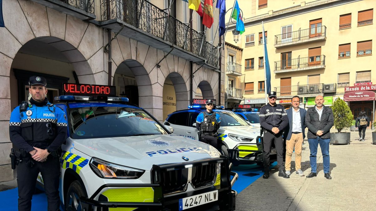 Policías posan con los nuevos vehículos