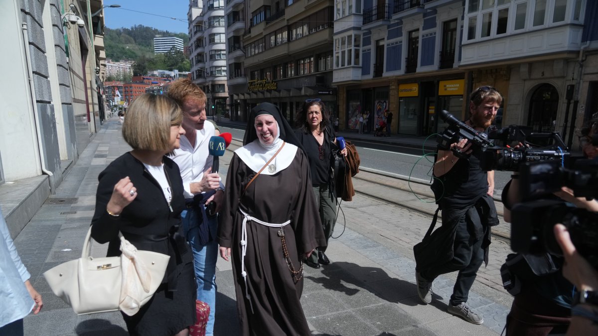 La exmonja de Belorado Sor Sión, junto a la abogada Norma Riaño, tras declarar en los Juzgados de Bilbao, junto a Sor Israel.