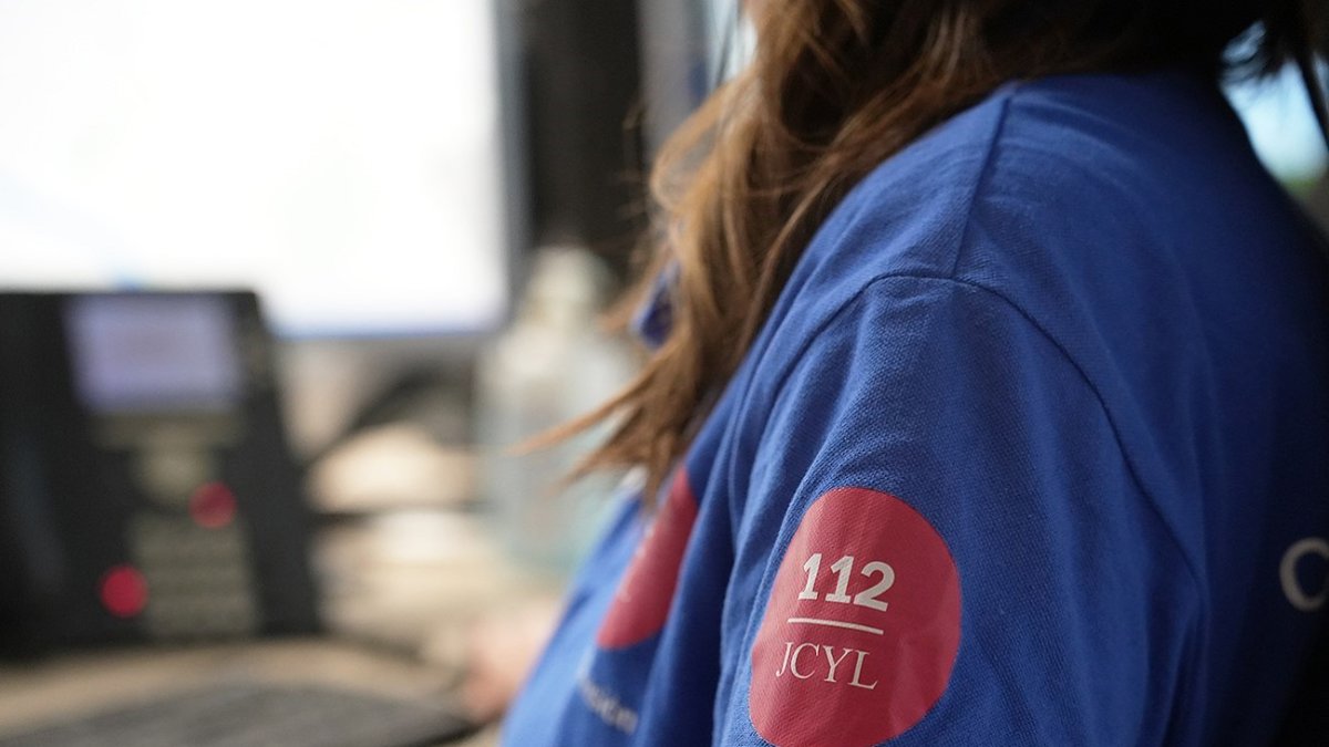 Archivo - Un trabajador del 112 de Castilla y León.