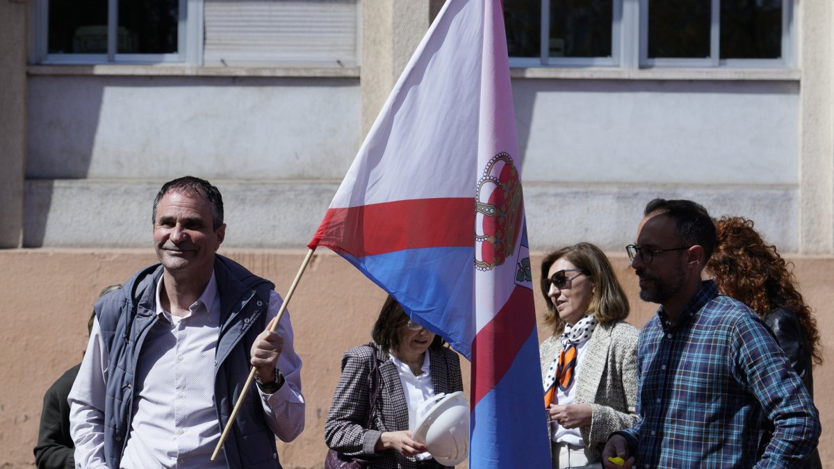 Abogados y procuradores de Ponferrada se concentran ante la sede del Instituto Nacional de la Seguridad Social, para reclamar el desbloqueo de la Proposición no de Ley para la pasarela al Régimen Especial de Trabajadores Autónomos, Reta.