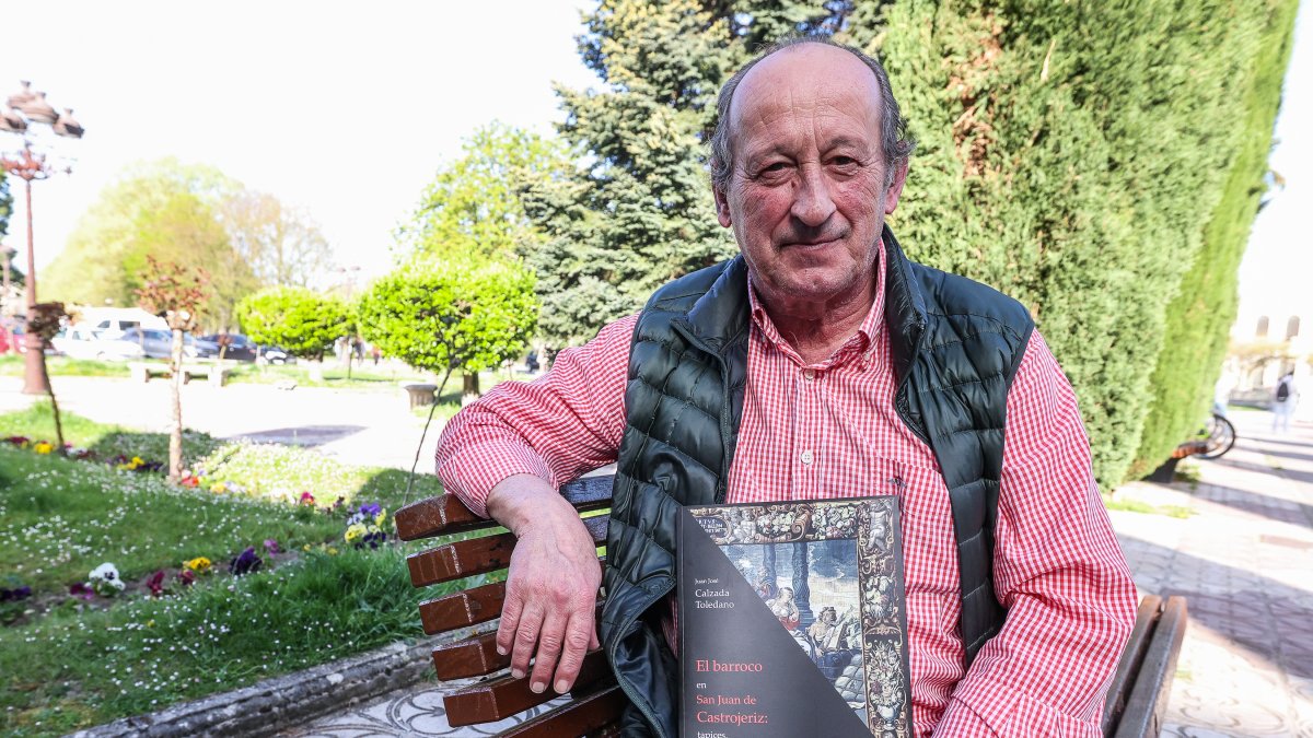 Juan José Calzada, junto a los jardines de la plaza Luis Martín Santos, con un ejemplar de su nuevo libro.