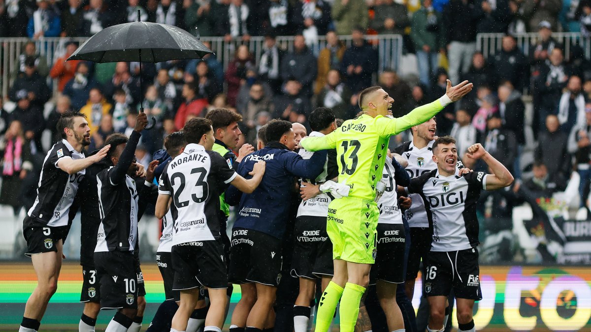 La plantilla celebra sobre el césped que el Sporting tampoco puede frenar la magia de El Plantío.