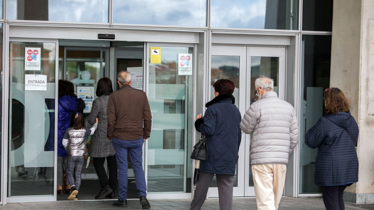 Varias personas de distintas edades acceden al Hospital Universitario de Burgos (HUBU).