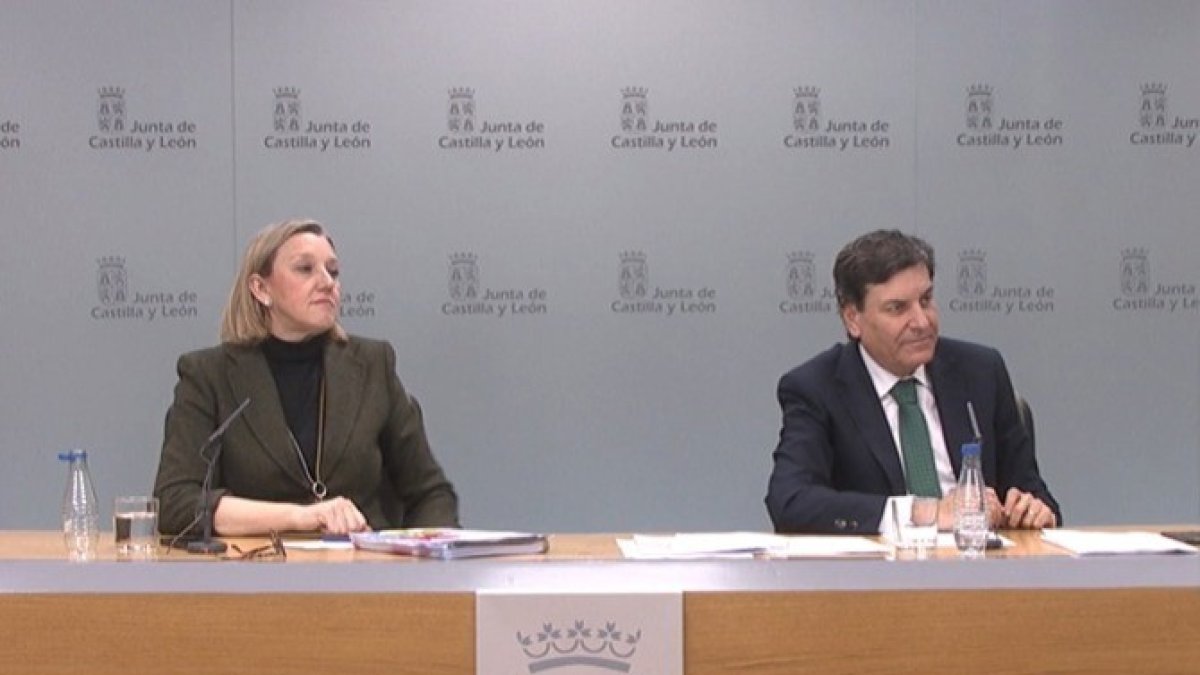 Archivo - La consejera de Familia e Igualdad de Oportunidades, Isabel Blanco, y el consejero de Economía y Hacienda y portavoz, Carlos Fernández Carriedo, en rueda de prensa posterior al consejo.