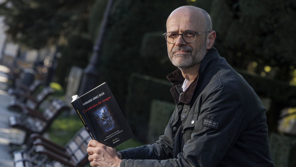 Fernando Gómez Recio, en el paseo del Espolón, con un ejemplar de 'Catedrales de sangre'.