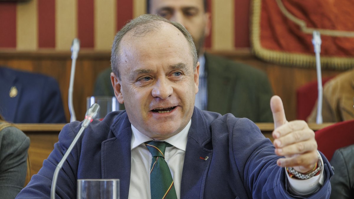 El portavoz de Vox en el Ayuntamiento de Burgos, Fernando Martínez Acitores, durante su intervención en el pleno.