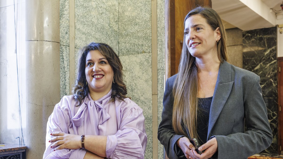 Las concejalas del PSOE y Vox, Estrella Paredes y Marta Alegría, tras formalizarse su renuncia al acta de concejal.