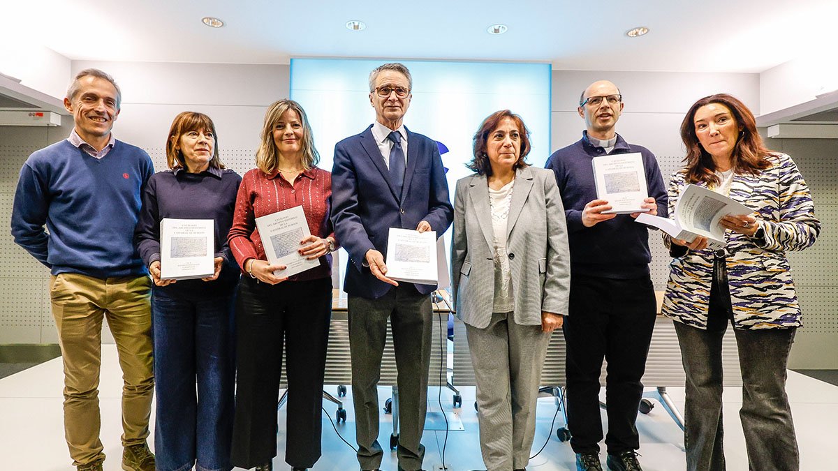 De izquierda a derecha: Pedro Sánchez, María Jesús González Pérez, TamaraPérez San Miguel, Emilio de Domingo, Esther Pardiñas, Fernando Arce y Laura Sebastián, en la presentación.
