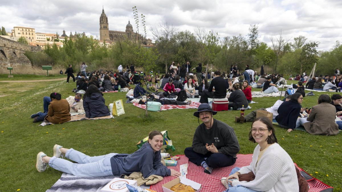 Salamanca celebra el tradicional Lunes de Aguas, una de las festividades más arraigadas de la ciudad, con una gran afluencia de personas en el entorno de la ribera del río Tormes.