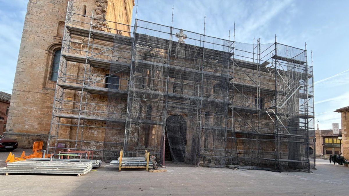 Imagen de la iglesia de Vadocondes en plena restauración.