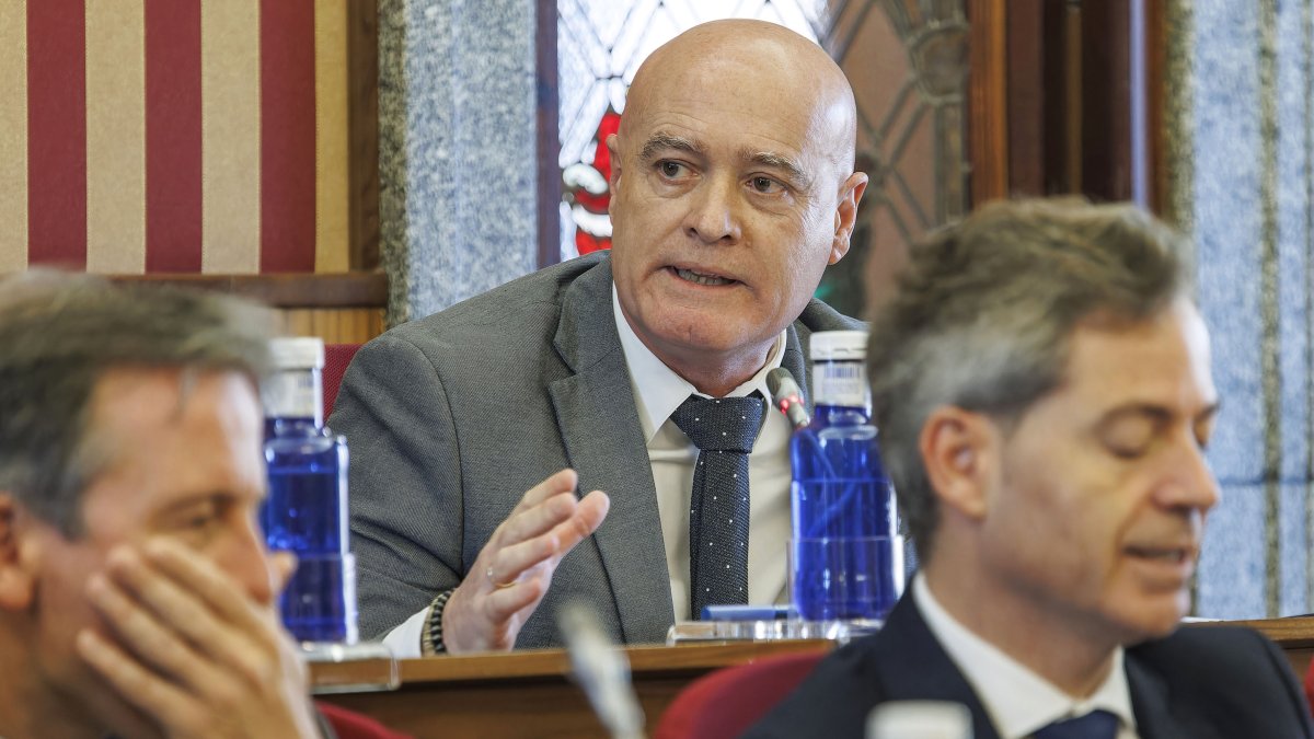 El concejal de Hacienda, Ángel Manzanedo, durante el Pleno extraordinario celebrado el pasado abril.