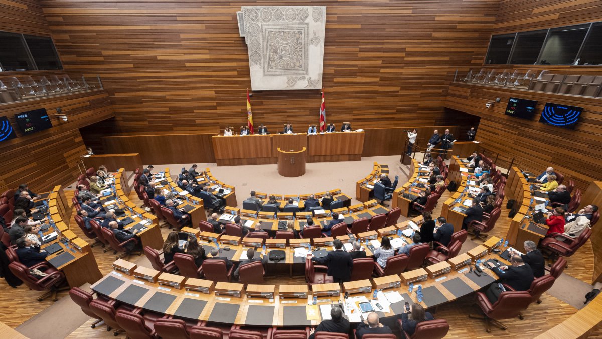 Archivo - Vista de la sesión de la votación de las enmiendas del PSOE a la Ley de medidas, en la sede de Las Cortes.