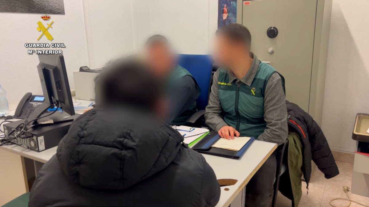 Dos guardias civiles con el joven investigado.