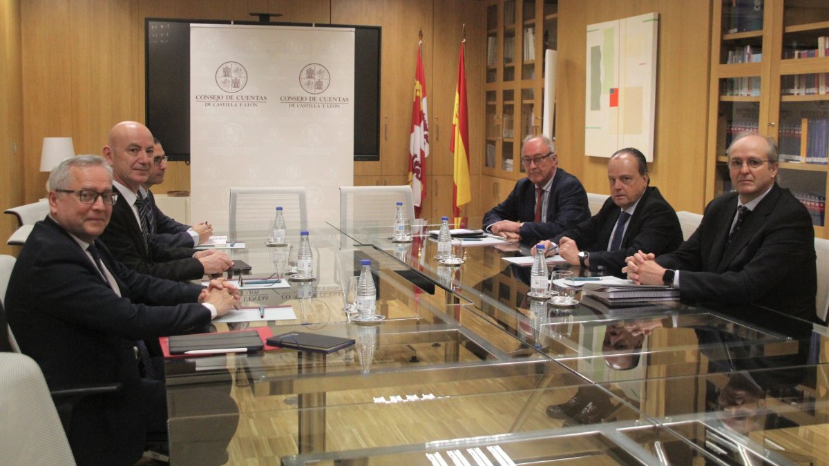 Imagen del encuentro entre el presidente del Tribunal de Cuentas y el rector de la UBU.