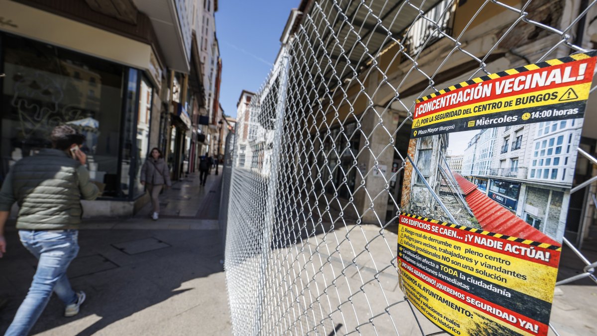 Cartel de la concentración convocada este miércoles en la Plaza Mayor en el vallado que protege al inmueble en ruina de Cardenal Segura.