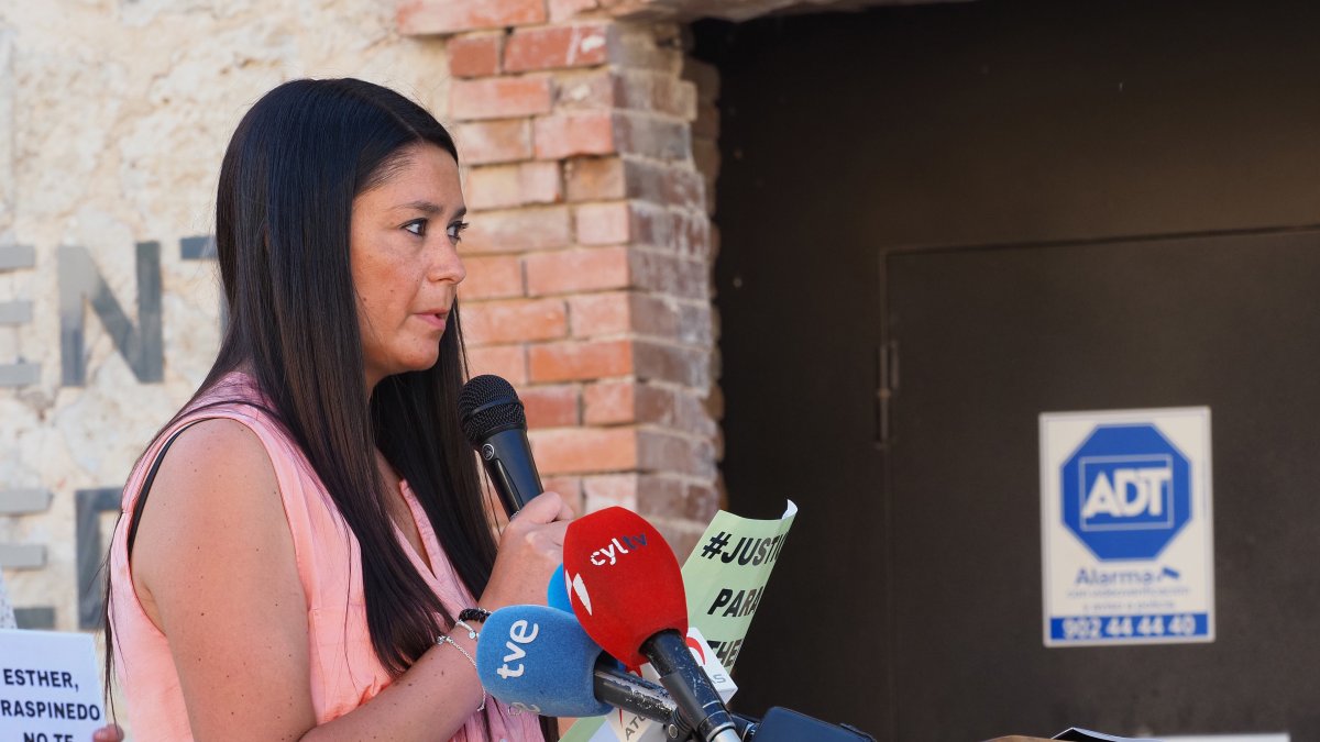 Archivo - La hermana de Esther López, Inés, interviene durante una concentración ciudadana en recuerdo de su hija, a 13 de mayo de 2022, en Traspinedo.