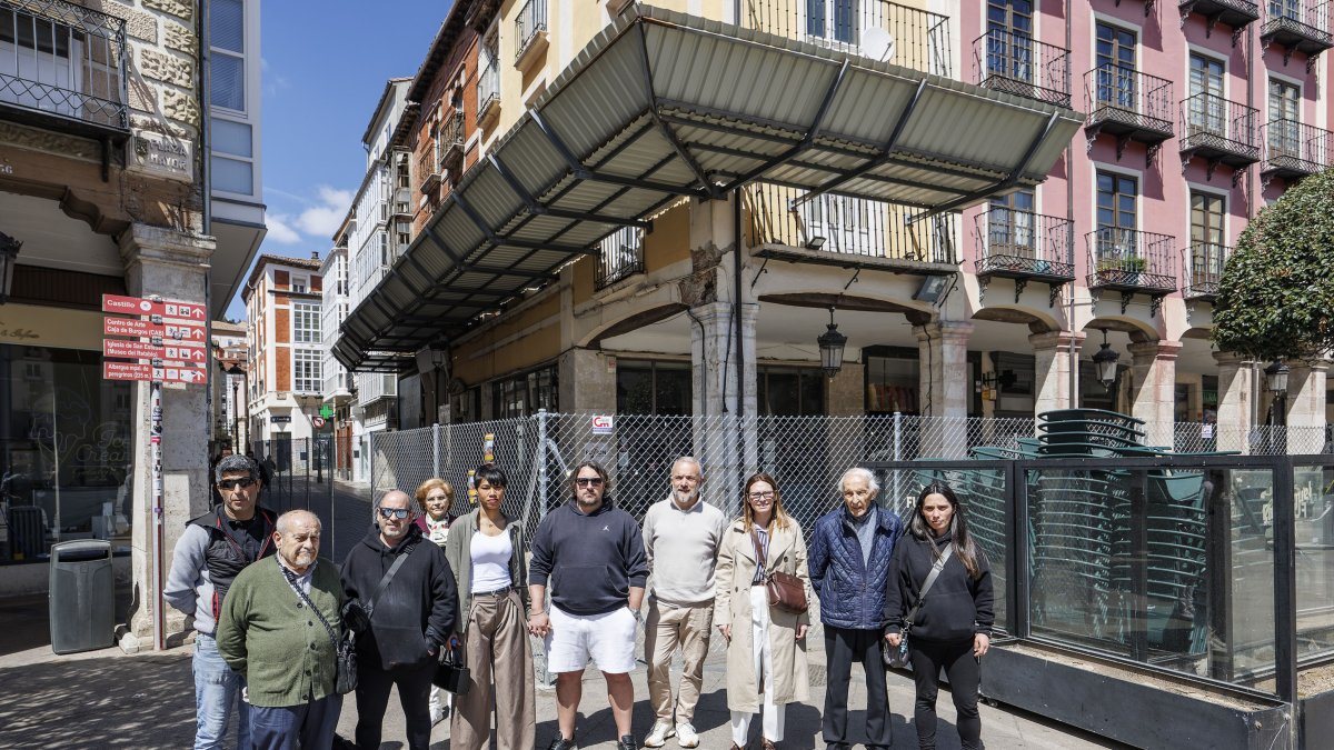 Vecinos de la Plaza Mayor y el gerente del bar Fuxión (en el centro) frente al edificio en ruinas.