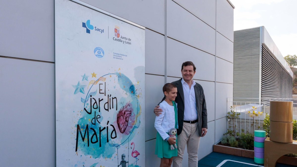 Mañueco con María Caamaño en la inauguración del 'Jardín de María', un espacio lúdico y educativo para niños en el Hospital de Salamanca.
