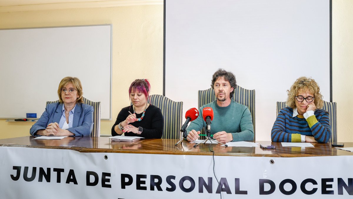 Representantes del personal de los centros docentes públicos en Burgos denunciaron la asfixia que implica la falta de administrativos.