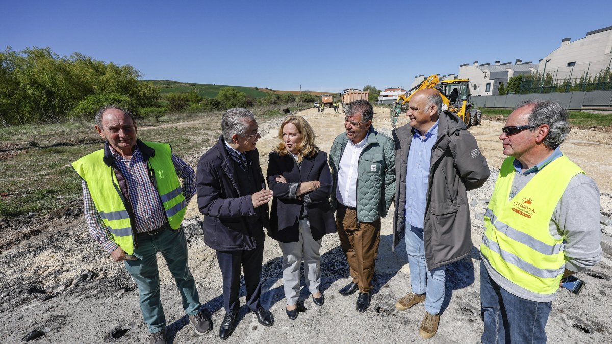 La alcaldesa, Cristina Ayala, visitó las obras del llamado bulevar 'low cost' junto a la calle Gumiel de Izán.