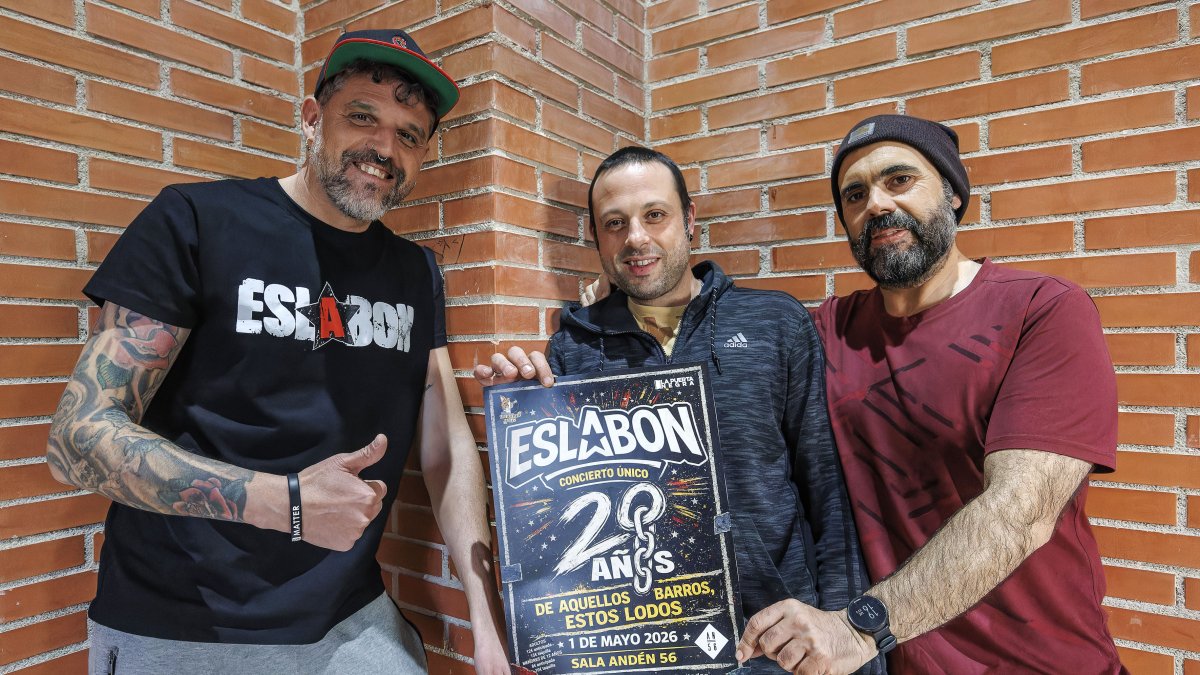 Samu, Sergio Gallego y Ricky, de Eslabon, con un cartel del 20 aniversario.
