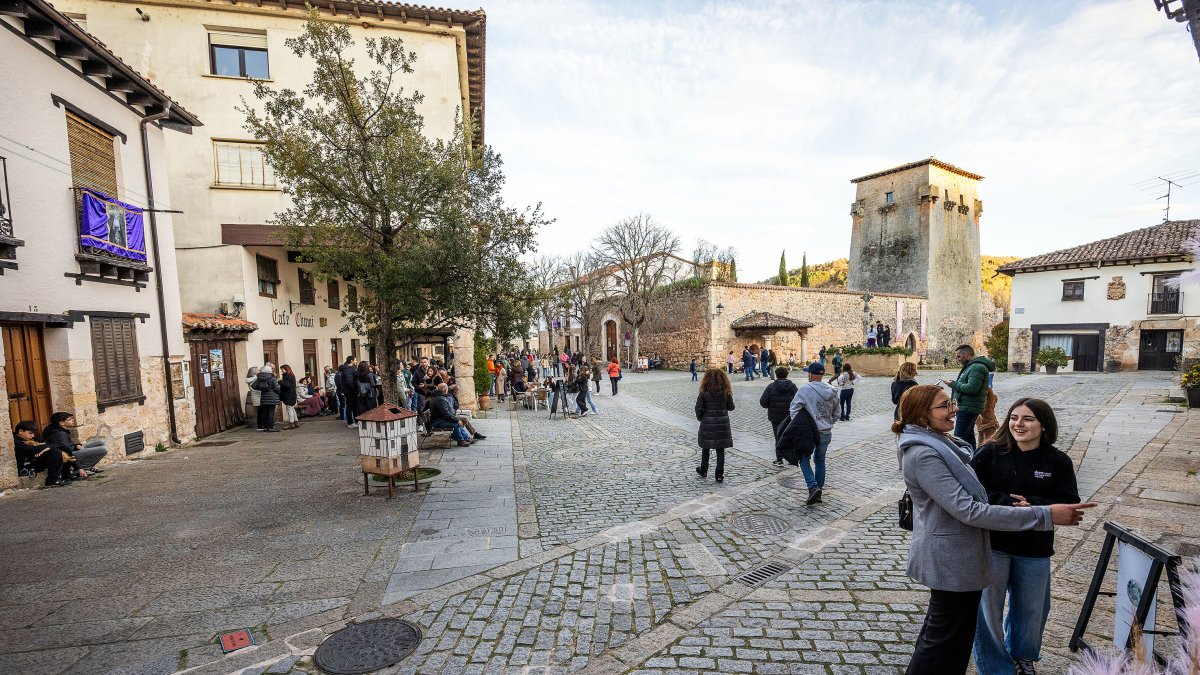 El centro de Covarrubias, animado por la presencia de vecinos y turistas en una imagen reciente tomada esta Semana Santa.
