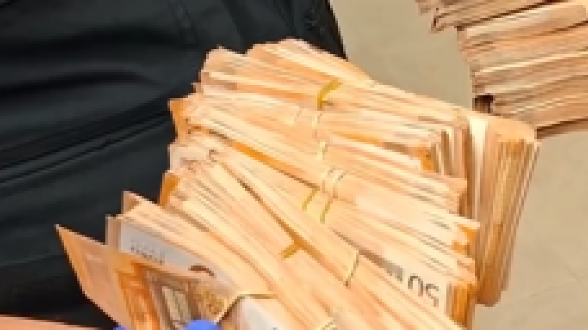 Dinero incautado por la Guardia Civil.