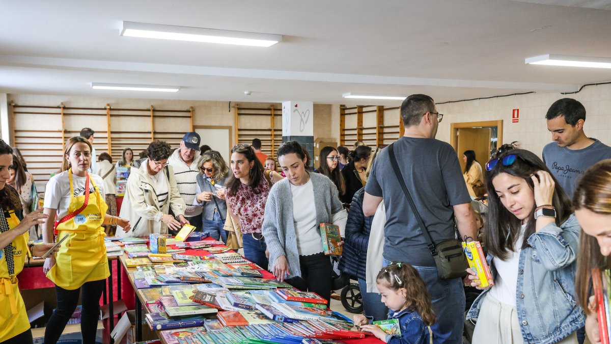 Varias personas se interesan por los objetos que se vendían en el mercadillo.