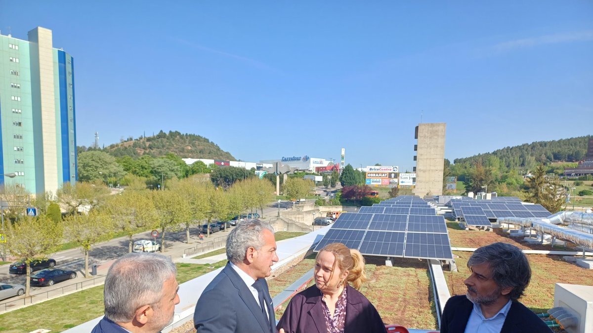 Un momento de la visita al edificio por parte de las autoridades; aquí se puede ver la nueva cubierta verde, con paneles fotovoltaicos.
