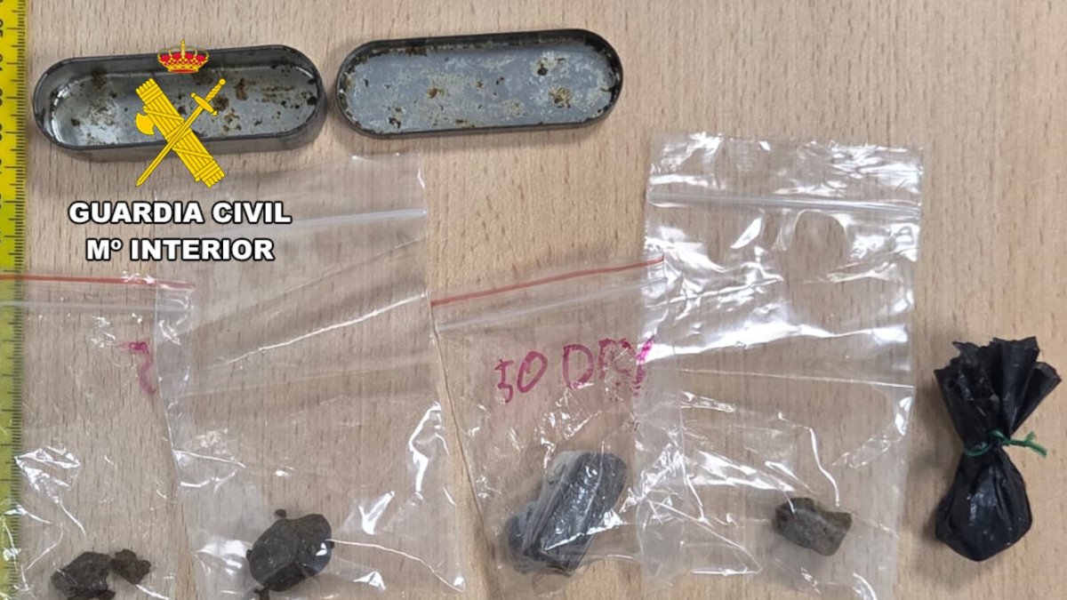 Imagen del material incautado al detenido.