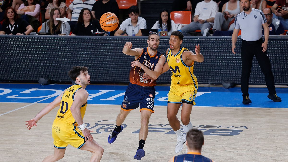 Jofresa lanza un pase durante el partido contra Estudiantes.