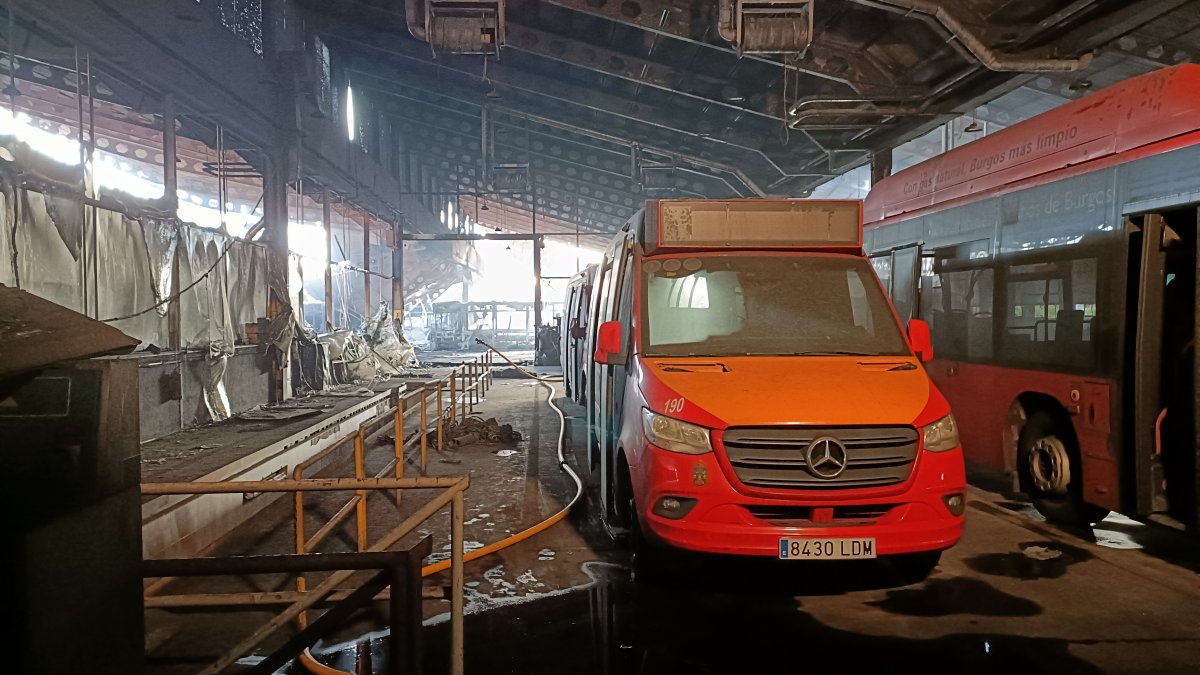 Imagen de los efectos del fuego en las instalaciones de Carretera Poza.